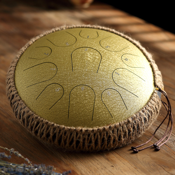 Tongue drum opletený - 13" (33 cm), 11 tónov, C-dur - Zlatý, s príslušenstvom