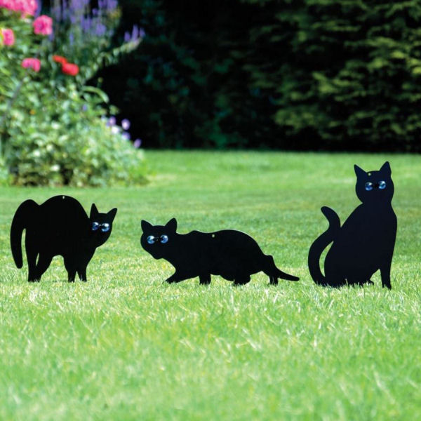 Atrapy mačiek z vodeodolného čierneho kovu s blyštivými očami